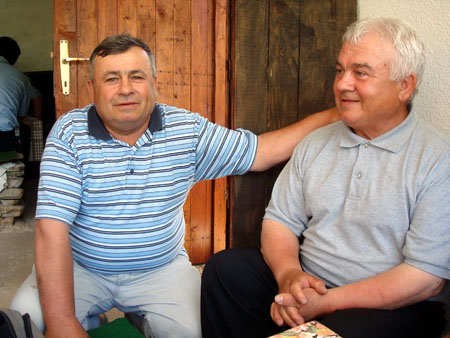 Dvajca braka humanisti  Cvetan Jovceski i Tome Veljanosksi na rodnoto ogniste