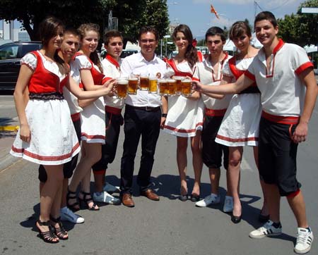 Devojki i momcinja vo makedonsko pivsko ruvo defiliraat za krasota na ambientot na Pivofestot