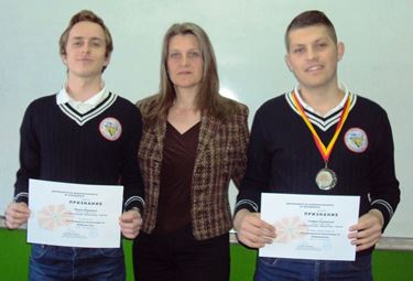 Informaticarite Marko i Stefan so mentorot Ankica S. Janceska