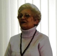 Mirjanka R. Selcanec postojano so peroto v raka