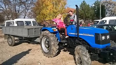 Divjakoska i Stomnaroska ne samo sto znaat da vozat    traktor tuku i osvojuvaat nagradi