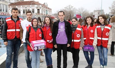 Volonterite so pretsedatelot na Zdruzenieto za lanskiot violetov den vo Prilep