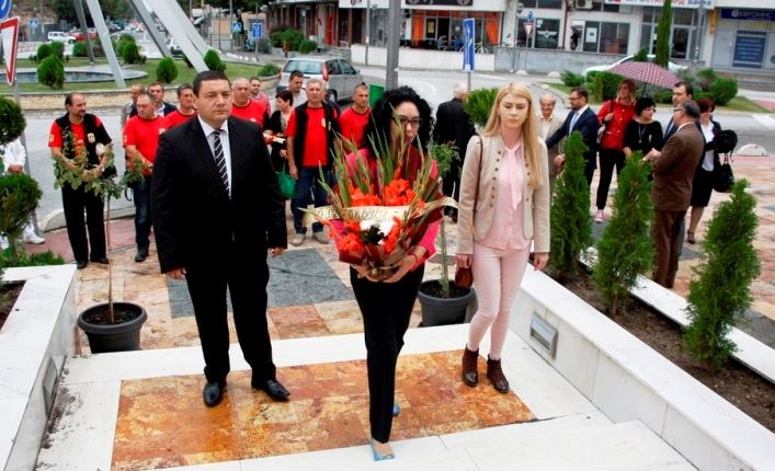 Pred spomenikot Karpalak - delegacijata od OK na VMRO-DPMNE