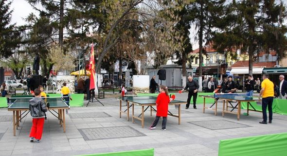 Stari i mladi na  pingpog masi na plocnik