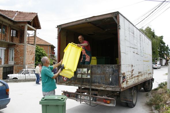 Zeleni i zolti korpi za otpad za   Varos