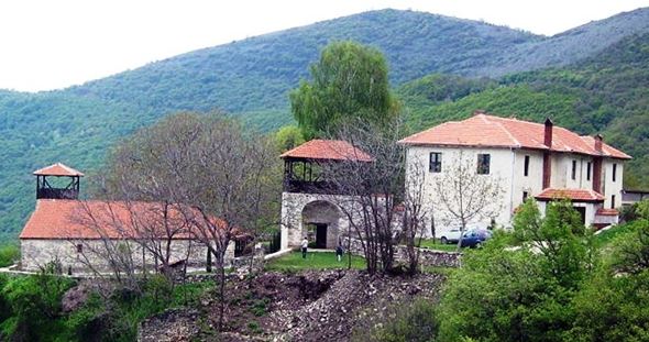 Lesno do manastirskite konaci i do crkvata vo Zrze