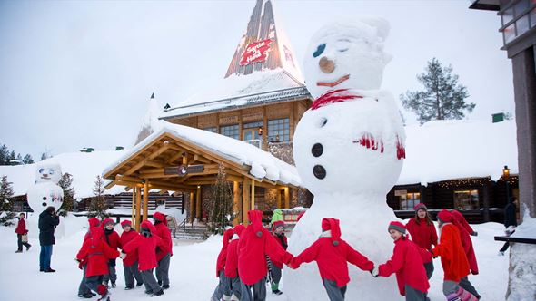 elves-dancing-santa-claus-office-arctic-circle-rovaniemivisitrovaniemi.fi